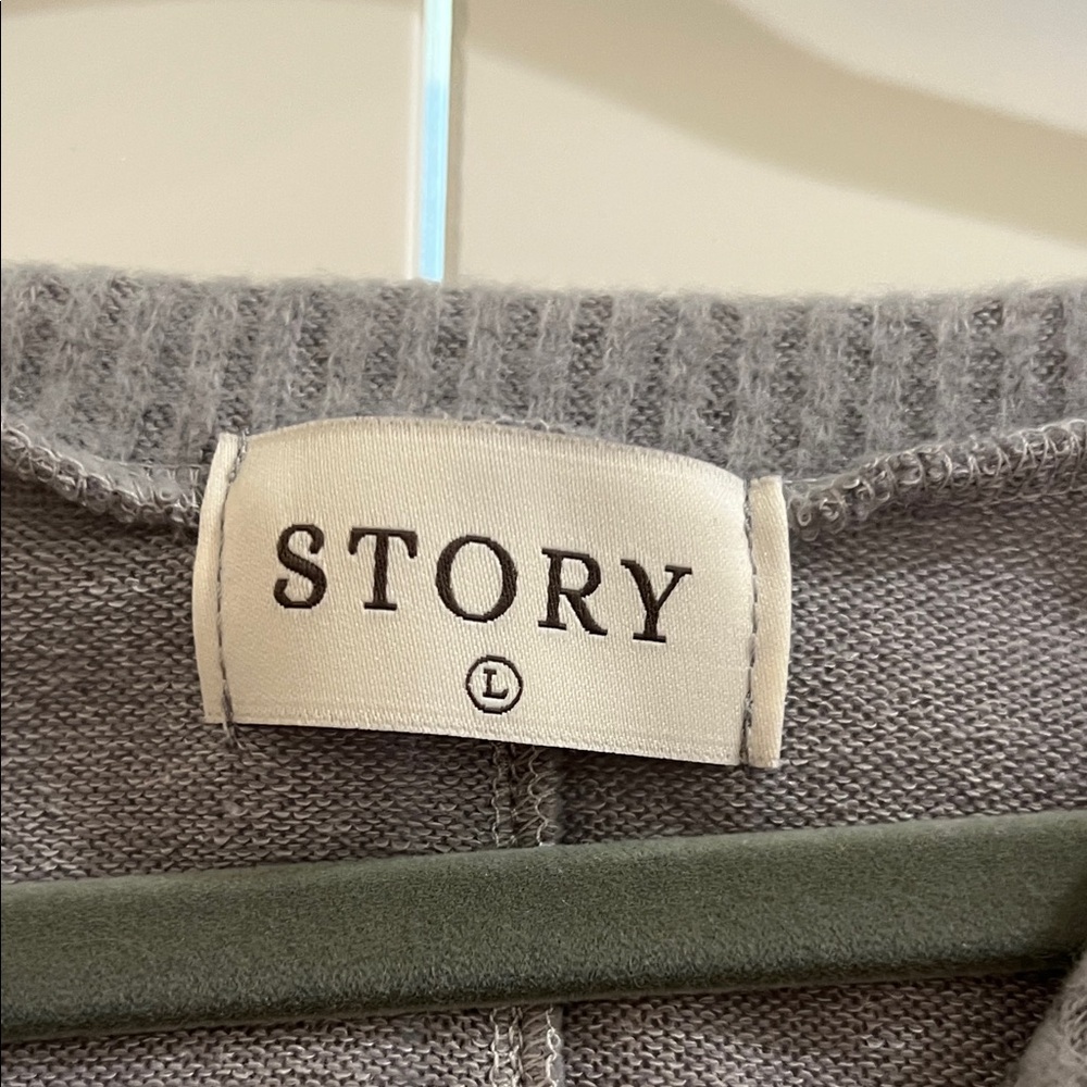 Stylish Gray Sweatshirt - Picture 2 of 6